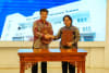 Mr Nguyen Van Khoa, FPT Corporation CEO (L) and Ms Teni Widuriyanti, Secretary for the Ministry of National Development Planning/Chief Secretary for Bappenas (R)