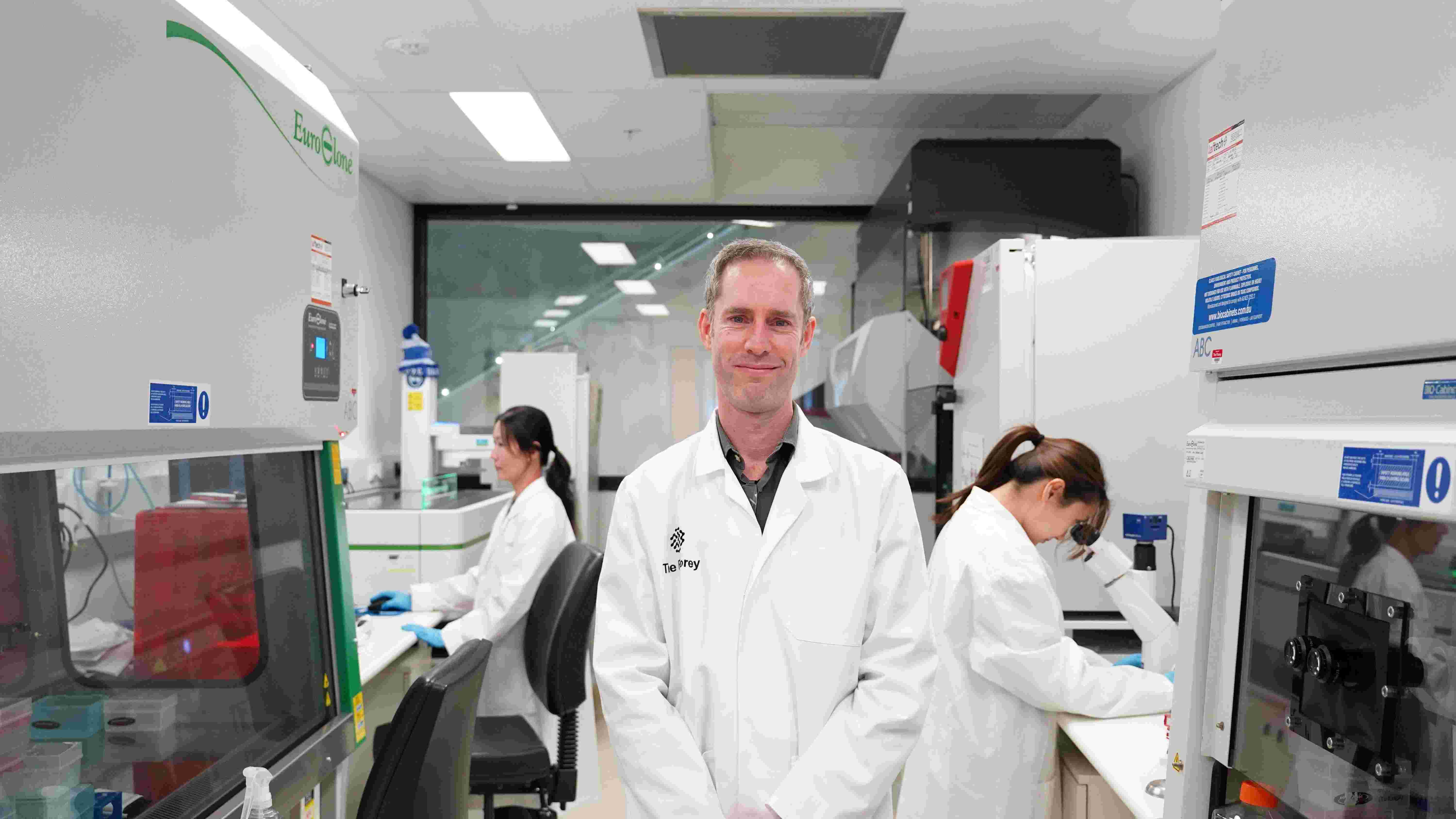 Florey MND researcher Chris Bye with Elizabeth Qian (L) and and Katherine Lim (R).